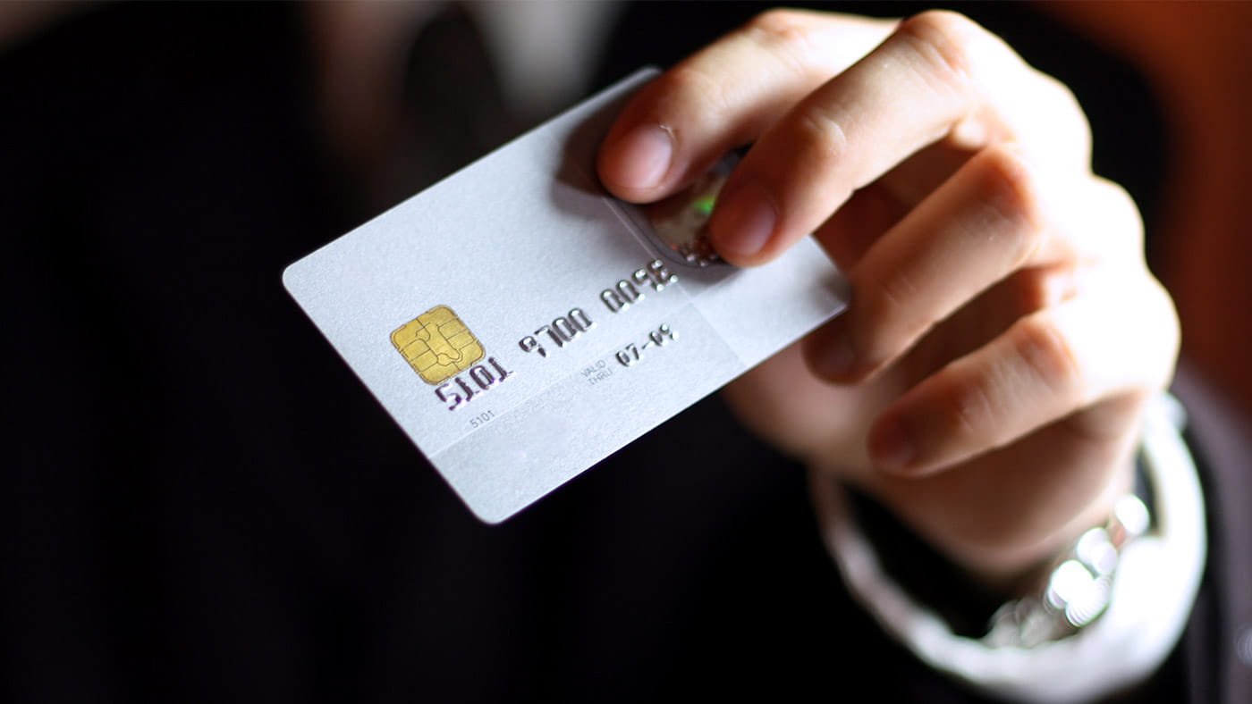 Person holding a credit card.