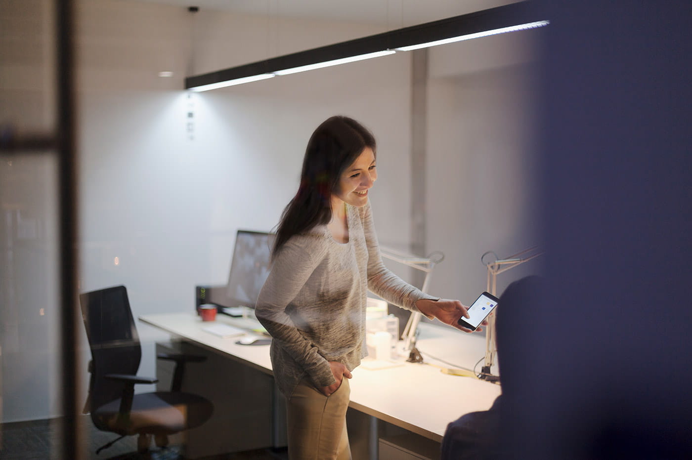 A woman looking at the Tokio Marine website on her cellphone.