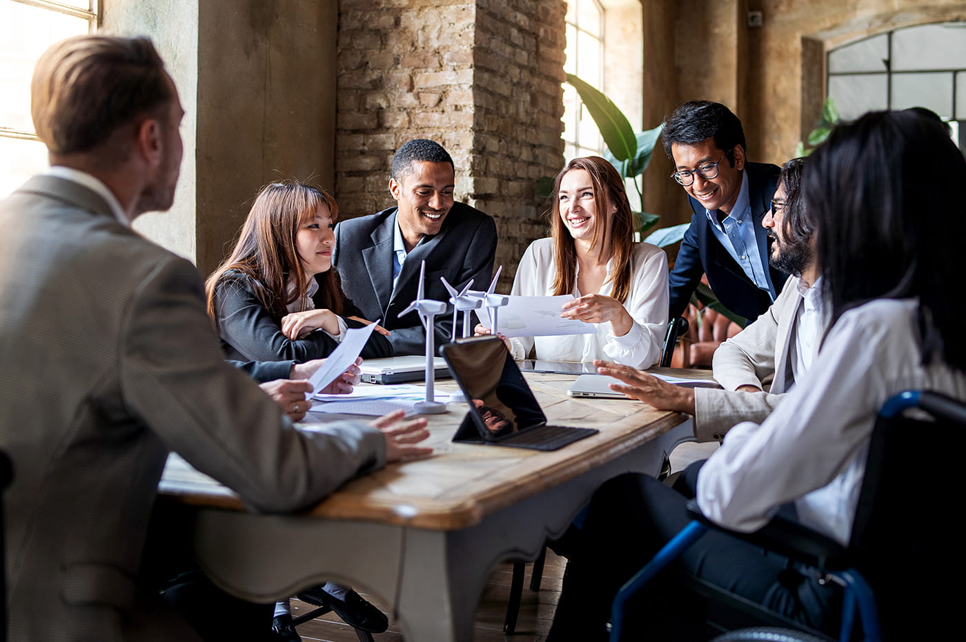 A large group of colleagues in a meeting.