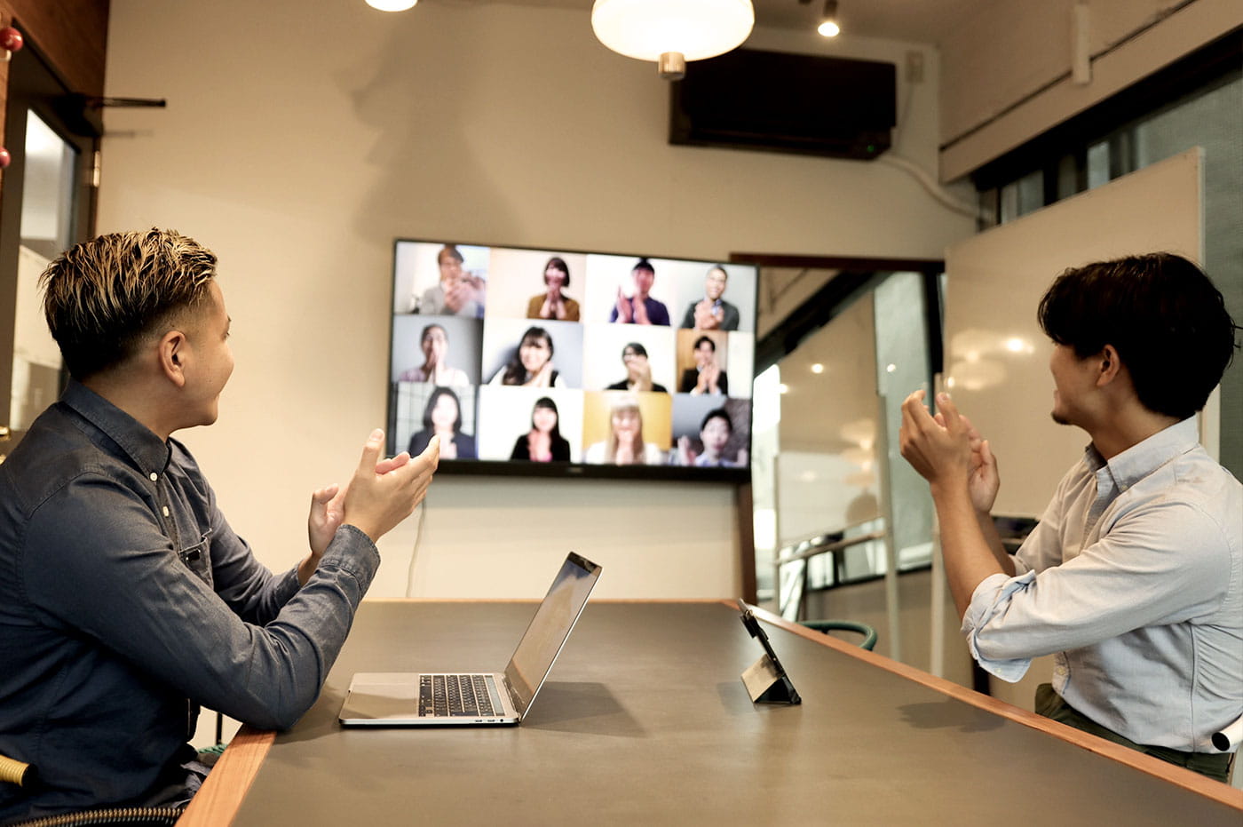 A group of colleagues in a hybrid meeting.